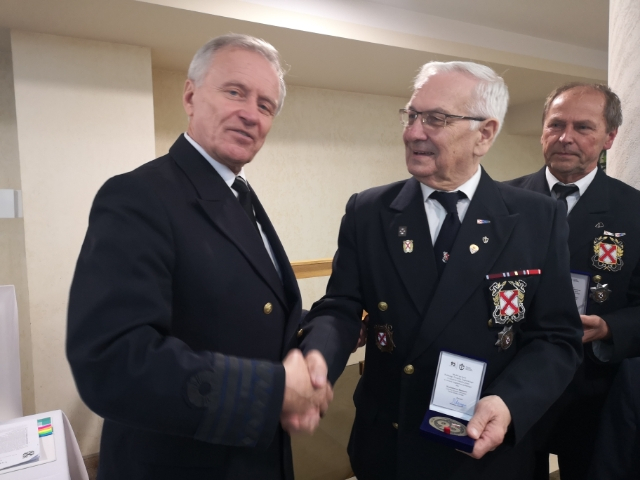 Komandor-Taber-wrecza-medal-95-lecia-klubu-YKP