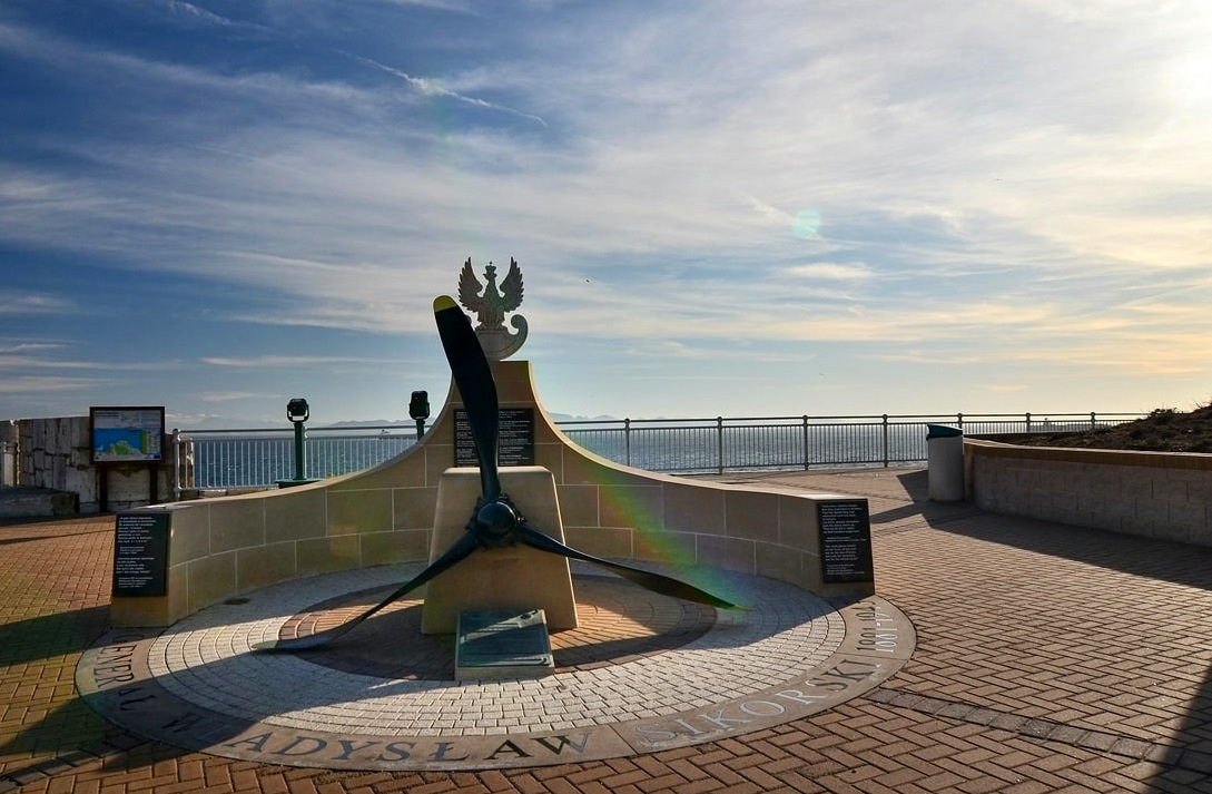 Pomnik-Gen.-Sikorskiego-na-Gibraltarze-1